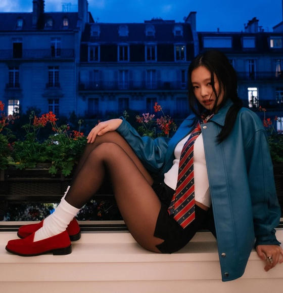 볼 빨간 제니, 실내 음주 포착..'아찔'