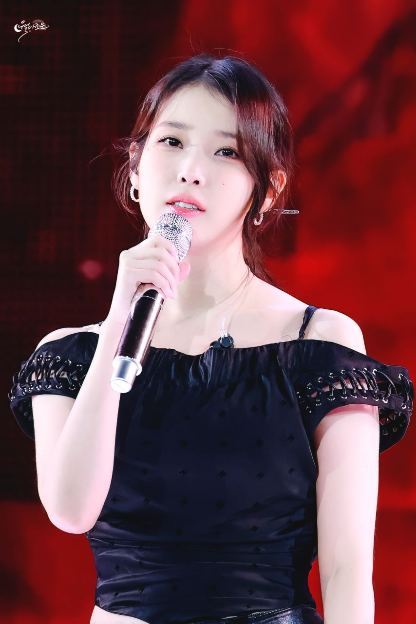 아이유 오프숄더