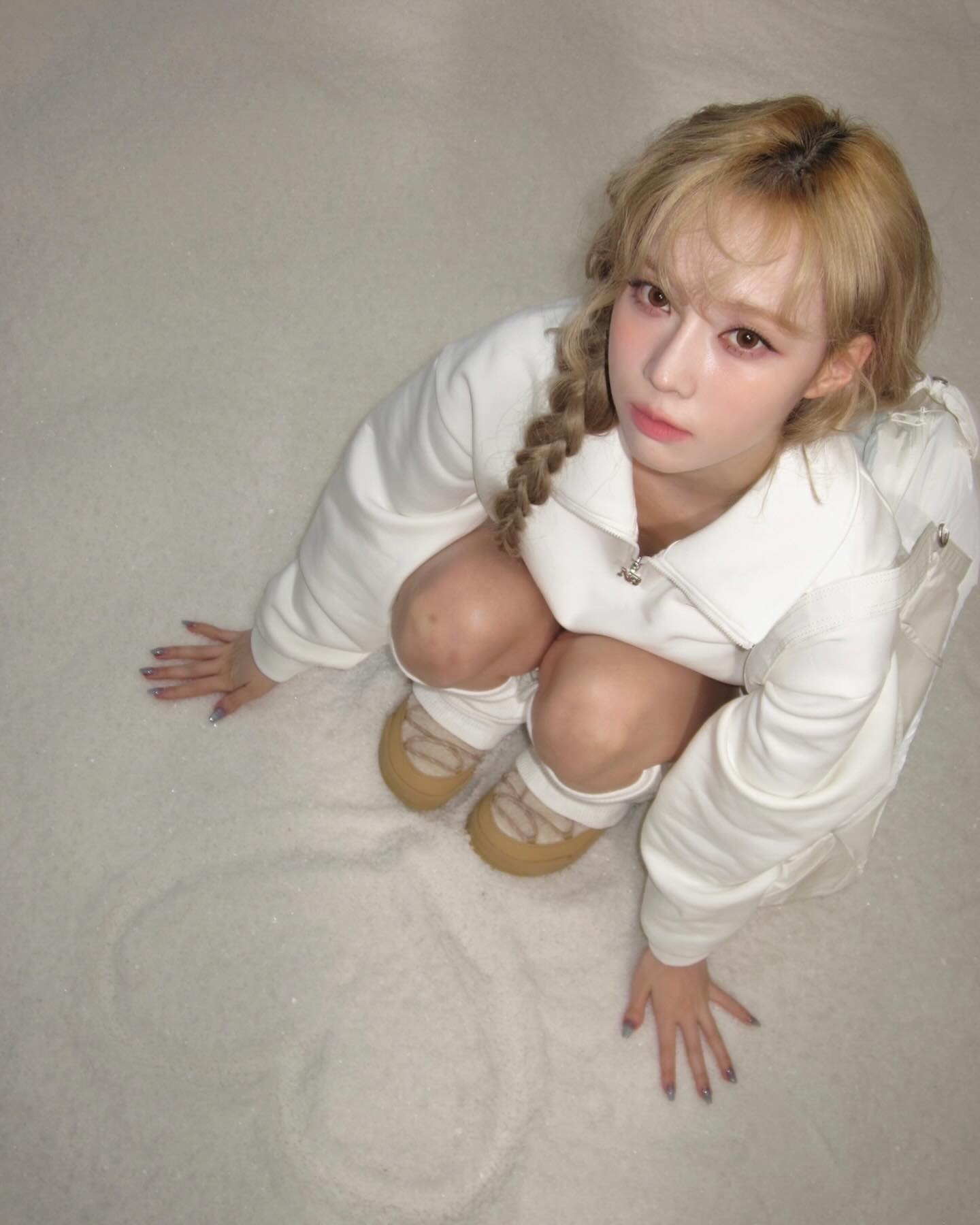 눈바닥에 쪼그려앉아서 하트 그리는 금발 댕기머리 귀요미 윈터