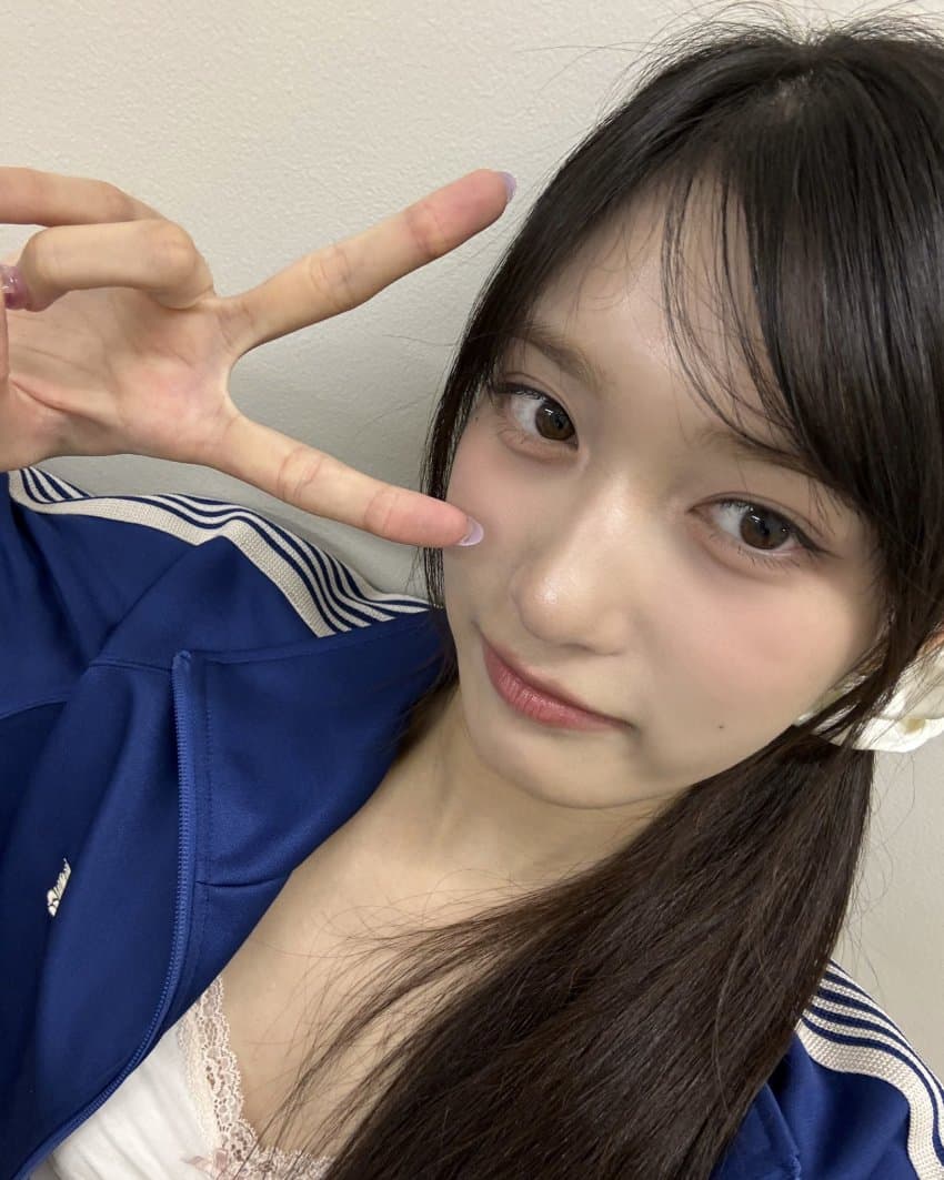 보라색 저지 속 은근한 가슴골 방심했다가 뒤늦게 여미는 아이브 이서