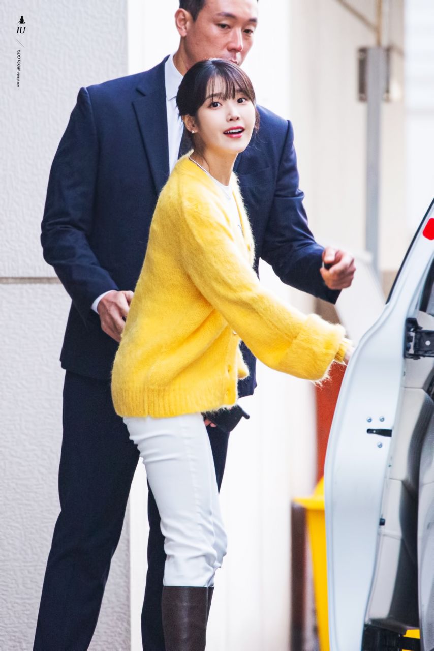 아이유 231013 더 골든 아워 무대인사 출근길