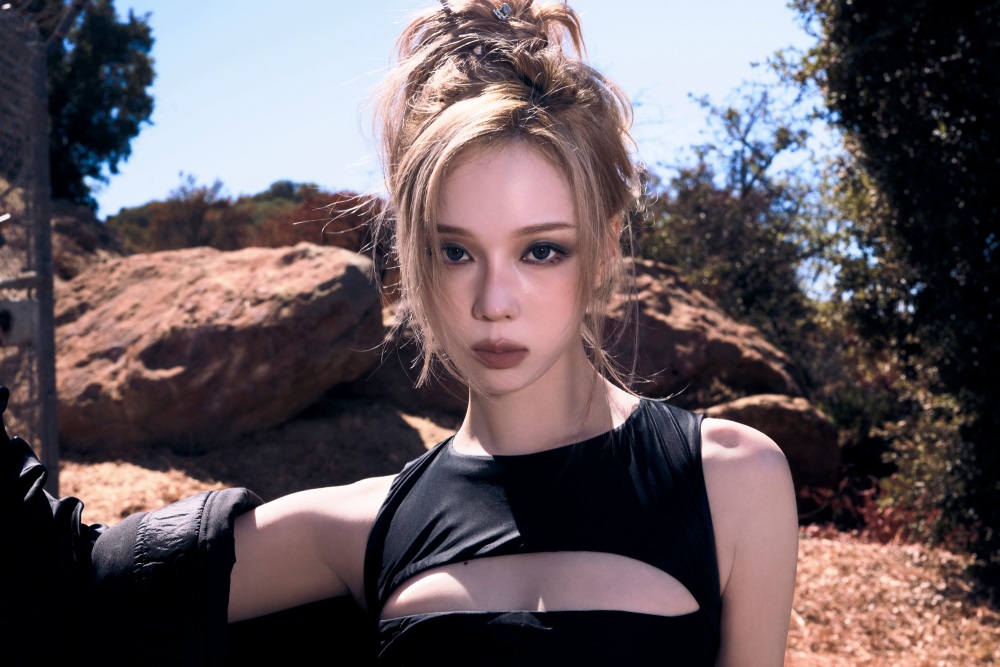 가슴 부분이 절개된 블랙의상 에스파 윈터 검스 허벅지 야꼽