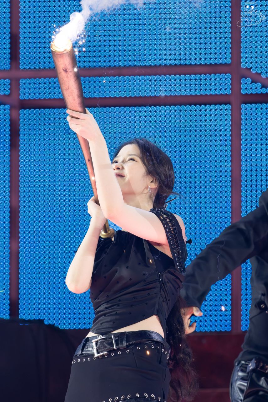 아이유 배트들고 멋있게