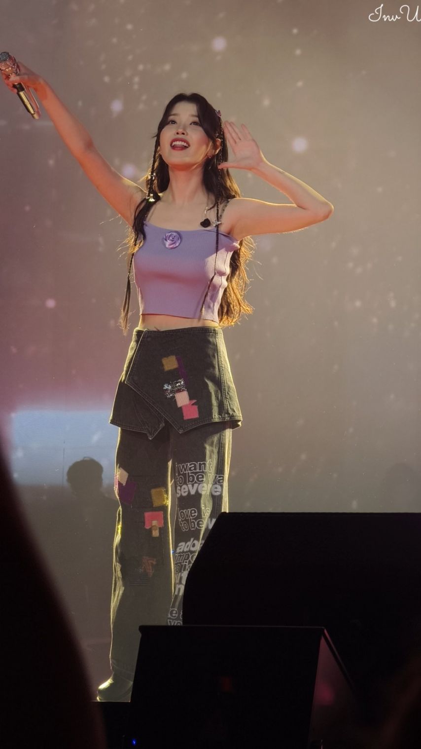 아이유 탱크탑 나시