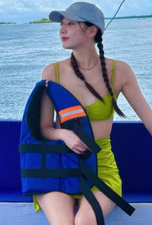 러블리즈 정예인 보트 위에서 연두색 끈비키니 몸매