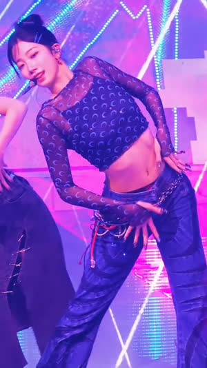 르세라핌 카즈하 시스루 속 검정 끈나시 복근