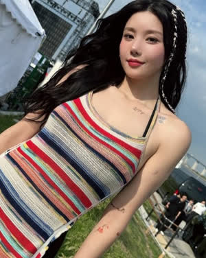 권은비 도쿄 워터밤 줄무늬 끈나시