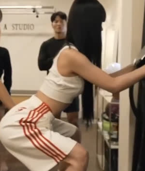 짐종국가서 필라테스하는 프로미스나인 이채영 이새롬