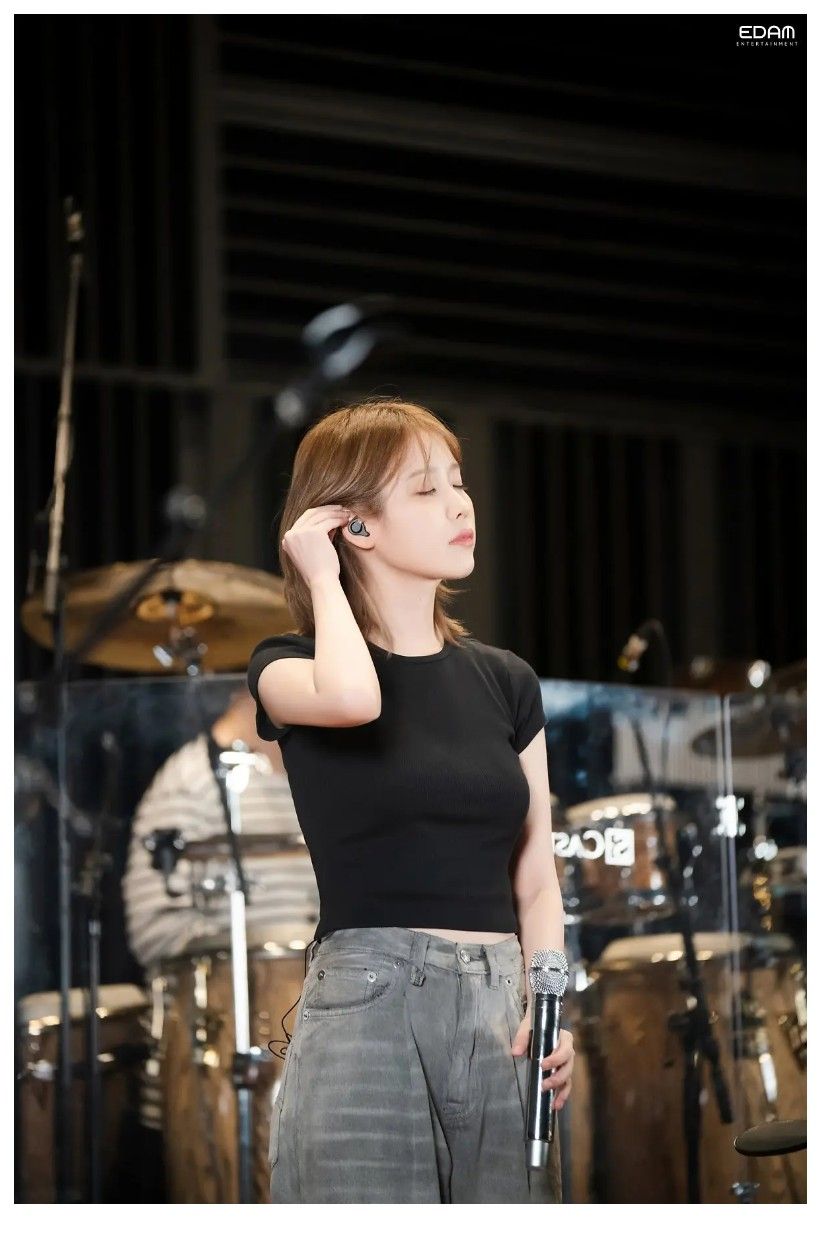 얇은 검정 반팔티 은근하게 봉긋한 가슴라인 아이유