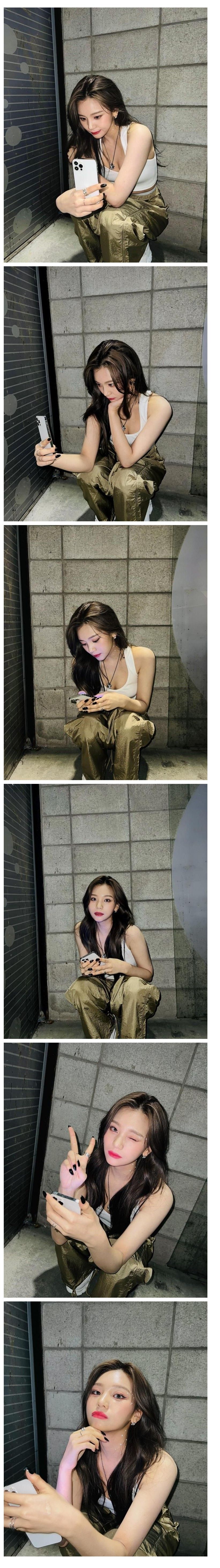 쪼그려앉아서 셀카 찍는 비비지 엄지