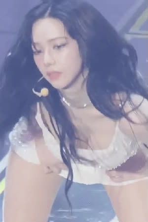 에스파 카리나 흰 민소매 원피스 묵직한 가슴골