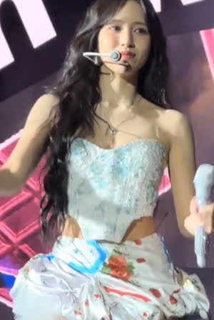 트와이스 미나 코르셋 의상 윗가슴골