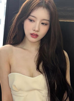 아이보리색 오프숄더 원피스 가슴골 스테이씨 시은