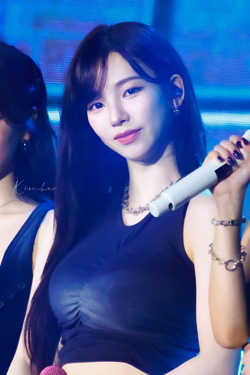 [에스파] 가슴에 주름 잡힌 회색 민소매 카리나 찰랑이는 바운스