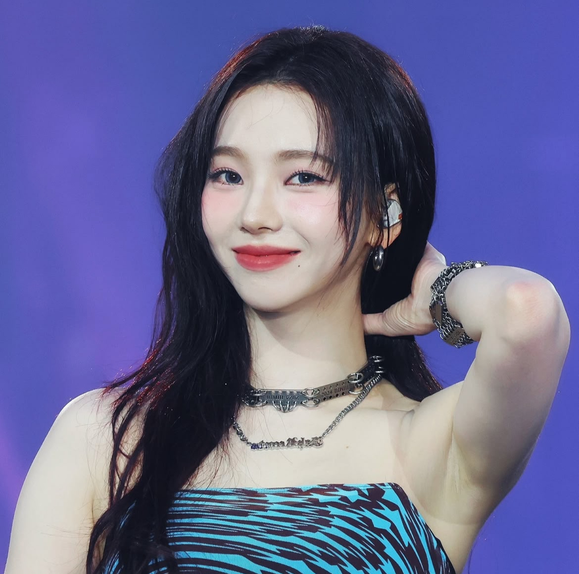 치마속을 보는 매형들을 경멸하는 시선 카리나 (다른 각도) + 겨드랑이