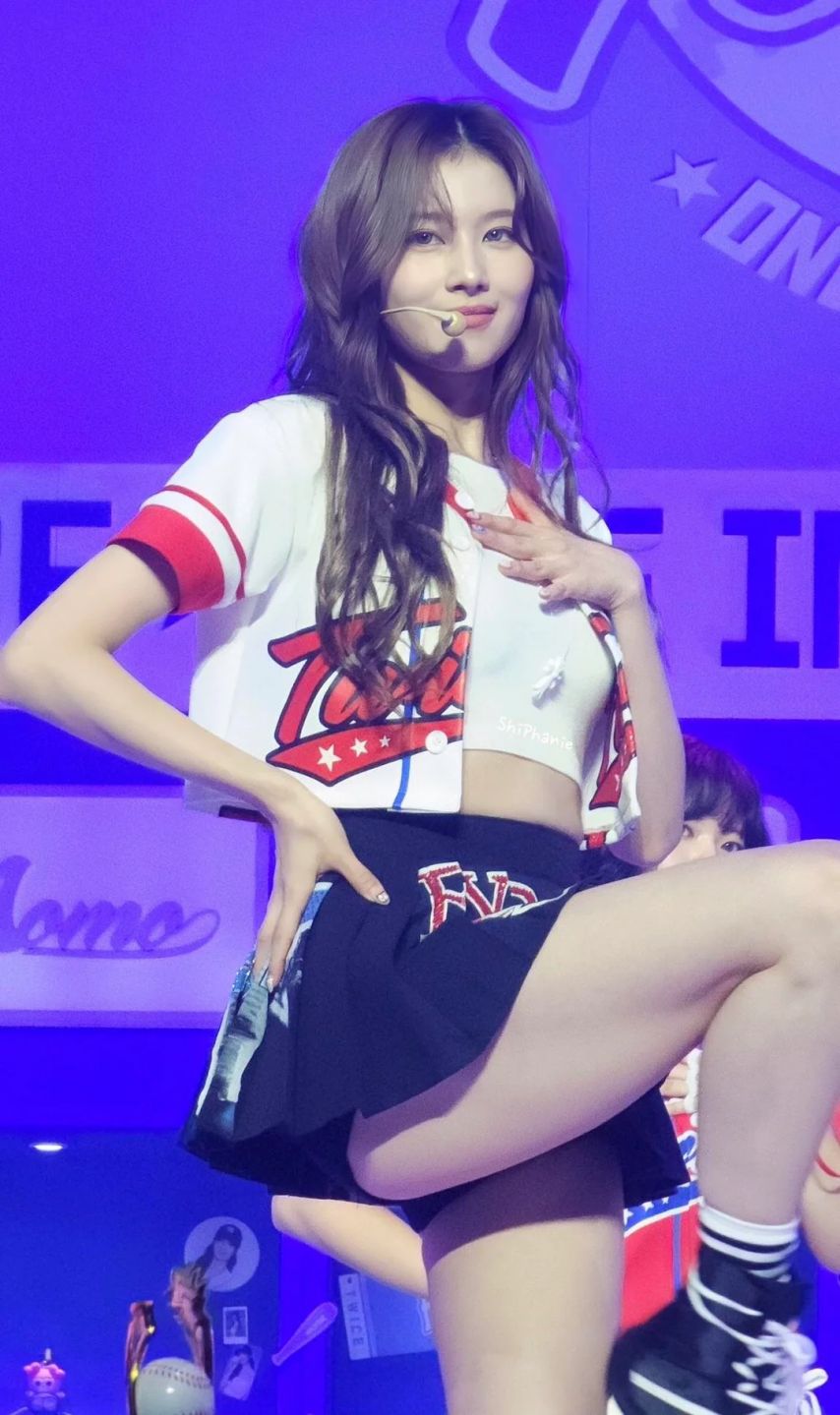 치마바지 다리 하나 들고 요망하게 엉벅지 흔드는 트와이스 사나