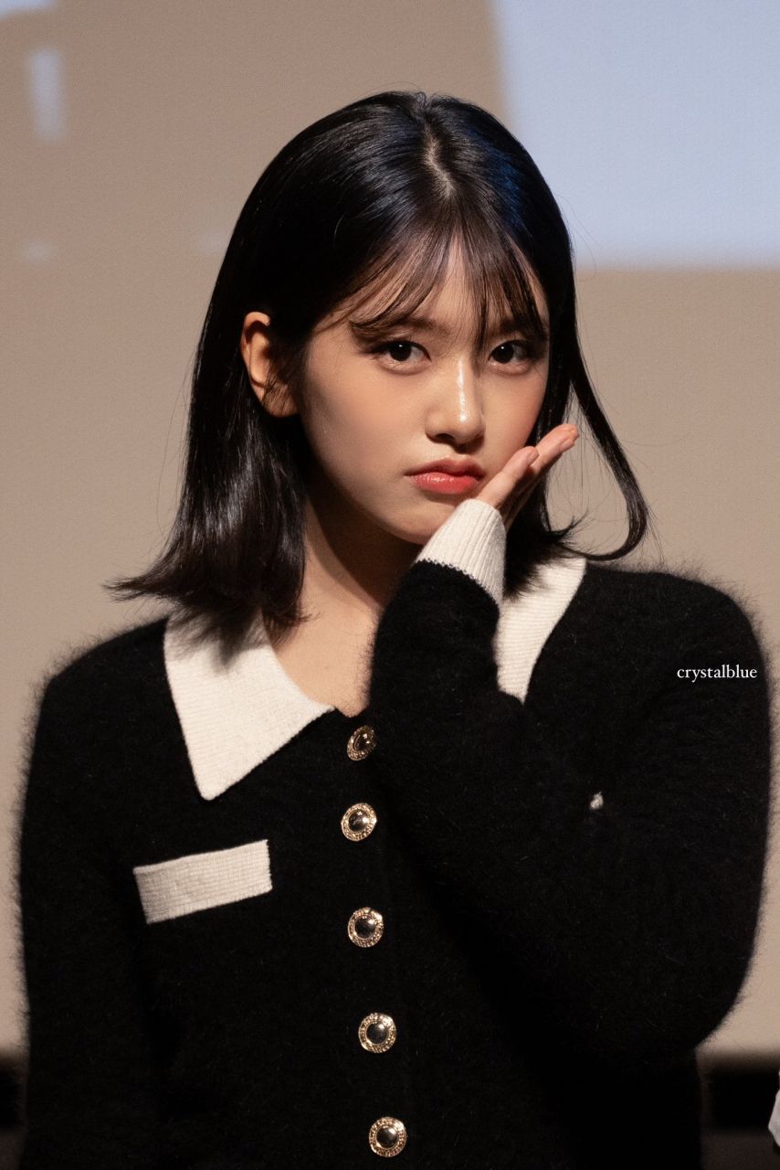 안유진 무대인사중.jpg