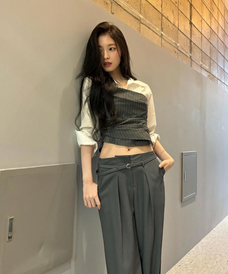 오마이걸 아린, 잘록 허리 눈길