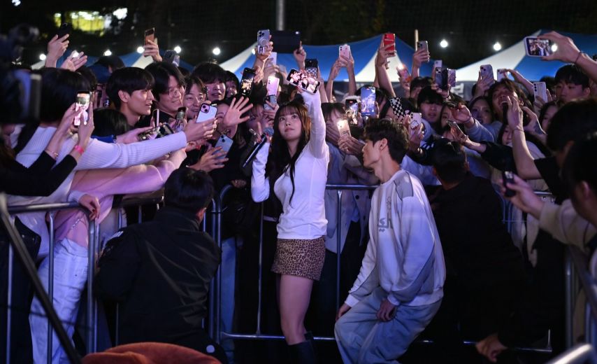 브라컵 비치는 묵직한 흰티 가슴 권은비 + 호피치마 탄탄한 꿀벅지