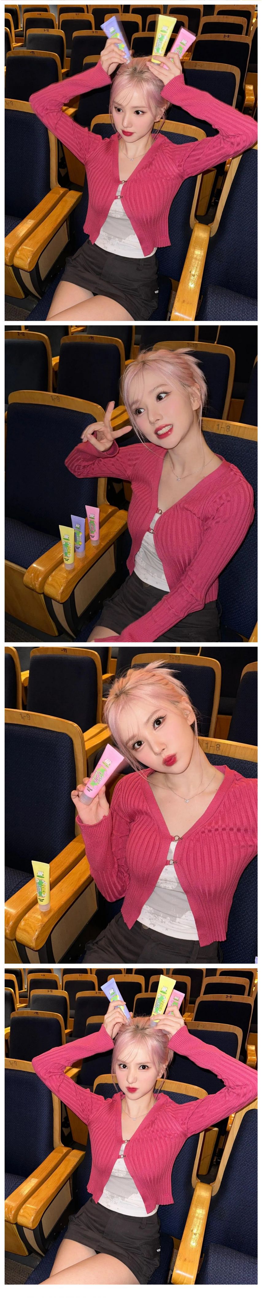 핑크색 가디건 + 초미니 입고 관객석에 앉은 비비지 은하