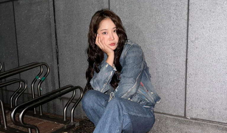 소유, 복근이 살짝 보이는 청청패션