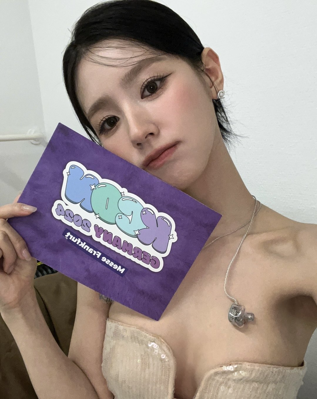 MC 대기실의 아이들 미연 역대급 가슴골 + 야드랑이 노출한 드레스