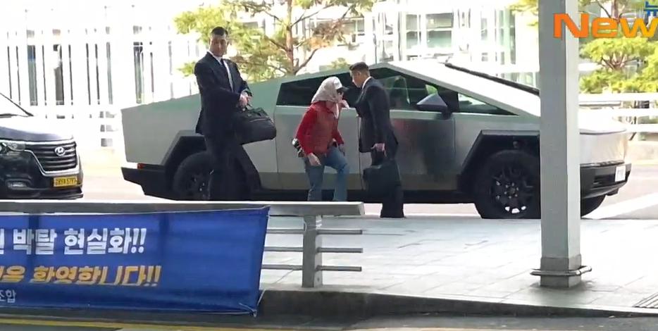 실시간 사이버트럭타고 등장한 지디 ㄷㄷㄷ