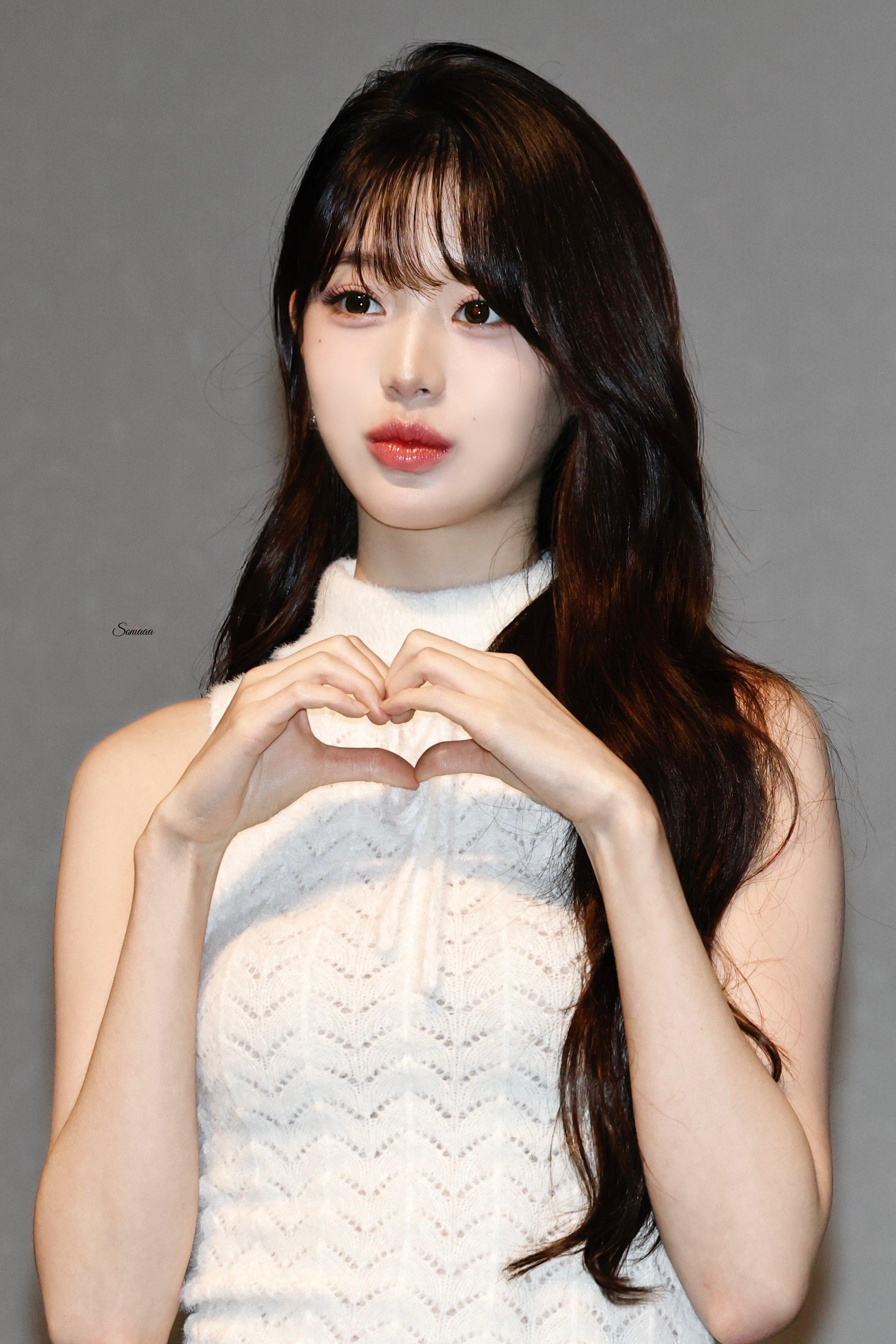 하얀 꽈배기 민소매 니트 겨드랑이 + 회색 주름치마 각선미 장원영