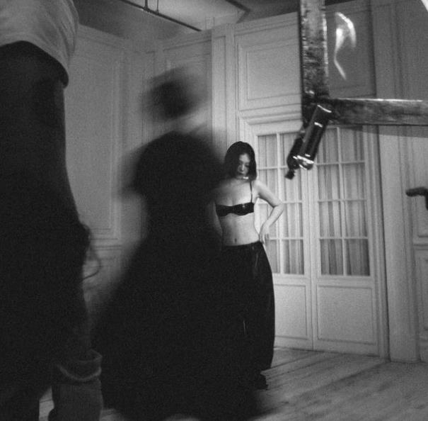 제니, 이젠 아예 속옷만 입고‥점점 더 파격적인 행보