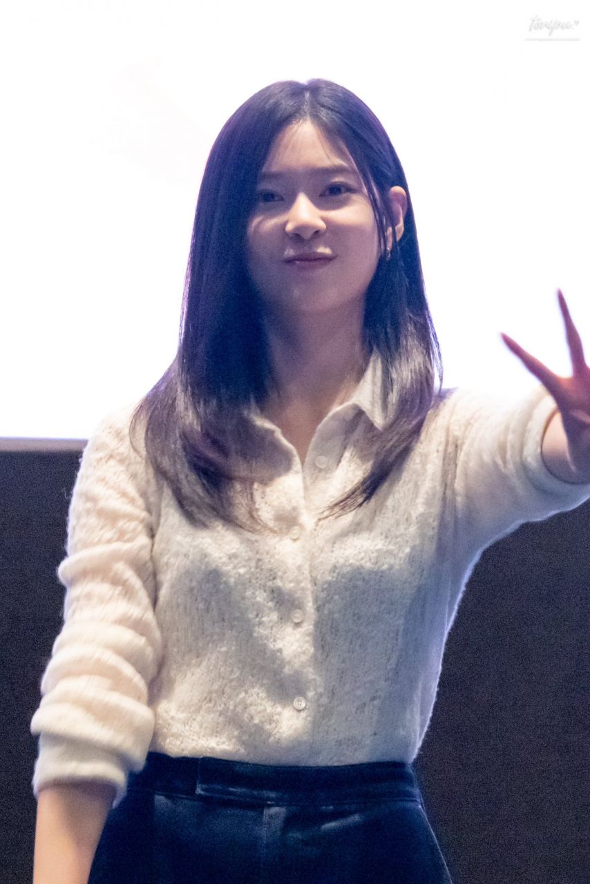 [아이즈원] 청설 무대인사 하는 김민주 미모 몸매 근황