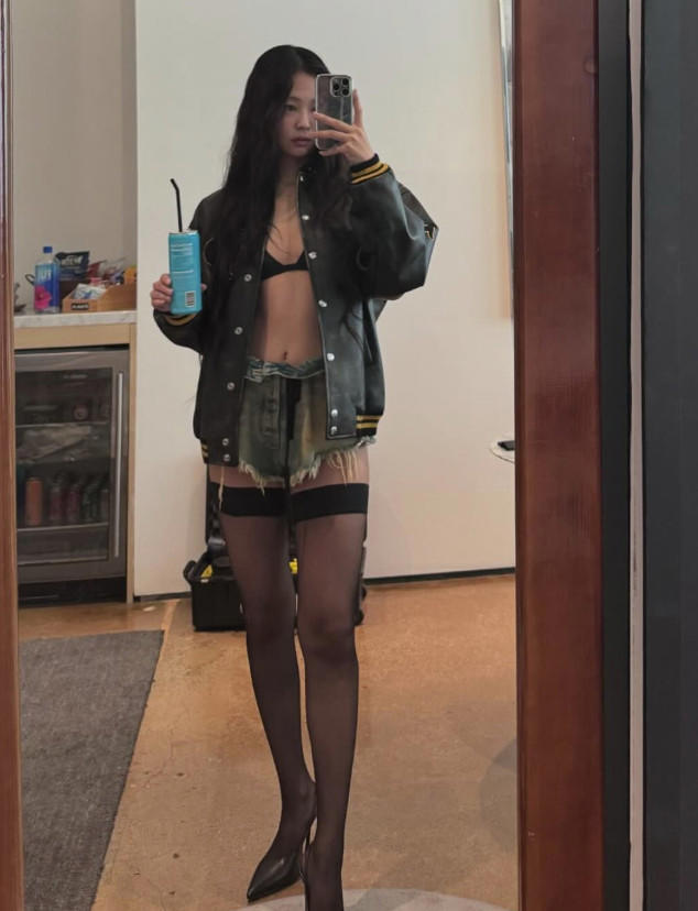 제니, 브라톱에 가터벨트 스타킹…파격 패션 속 과감 노출