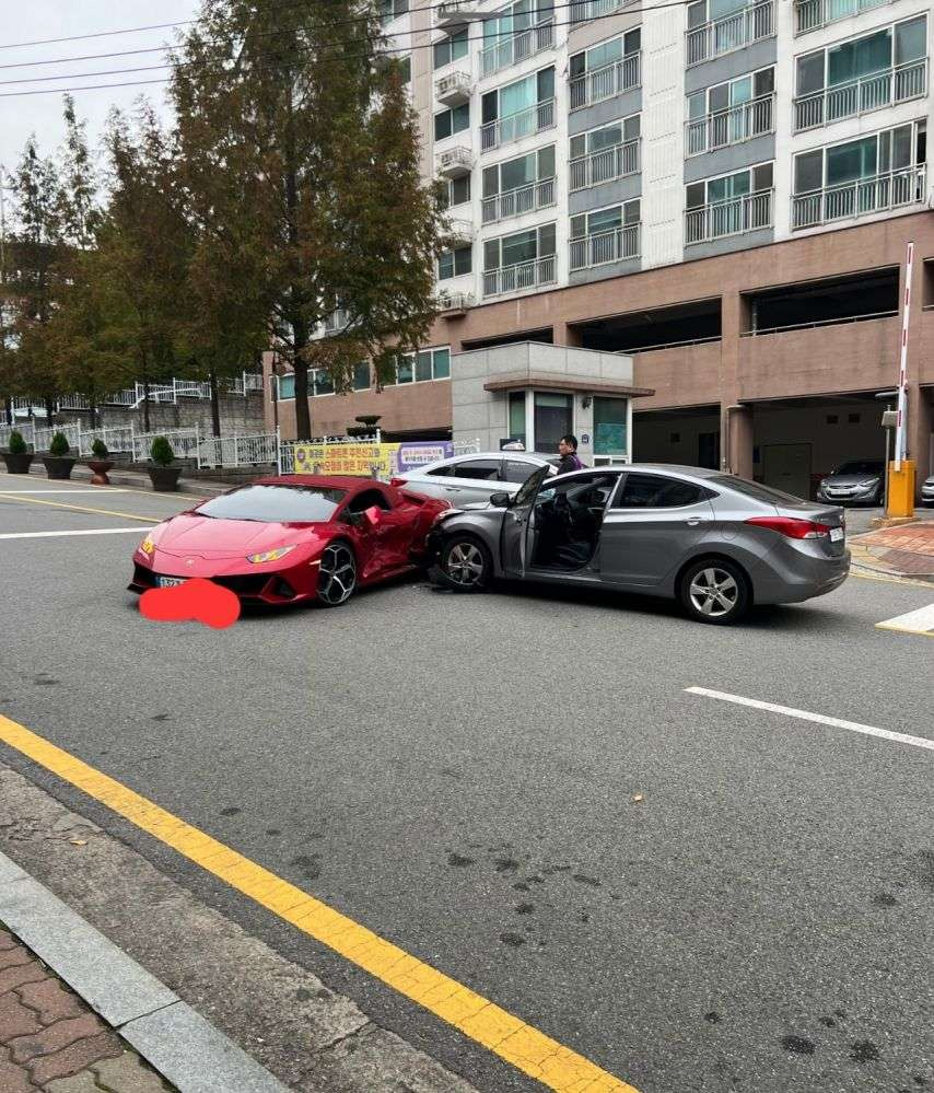 아반떼와 사고난 람보르기니 우라칸 차주