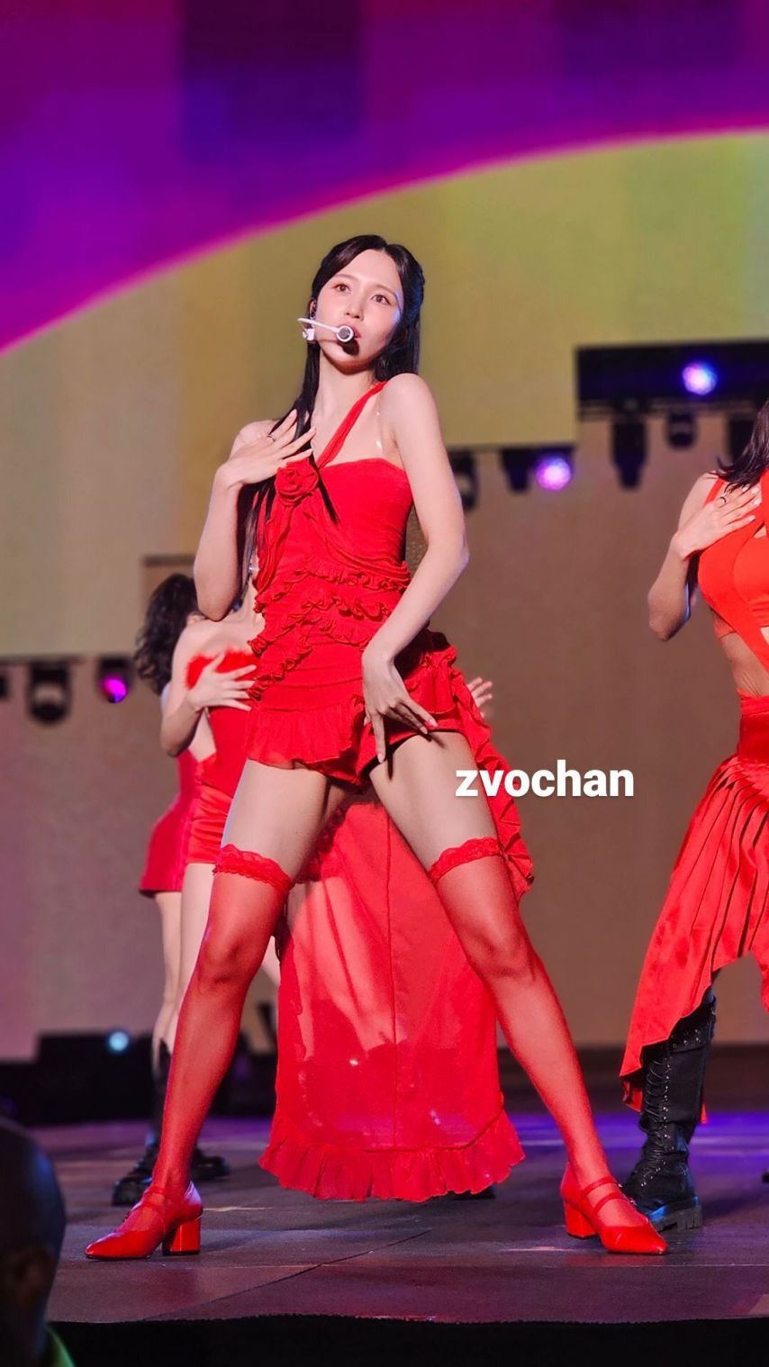 빨간 란제리 스타킹  트와이스 미나 모모 나연