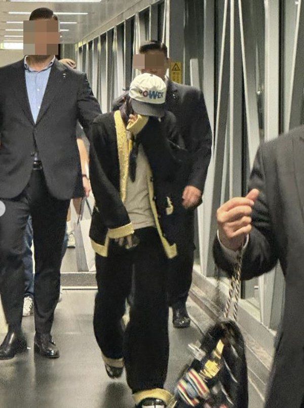 지드래곤, 1700만원 샤넬백 경호원에게 '툭'…공항 패션도 남달라