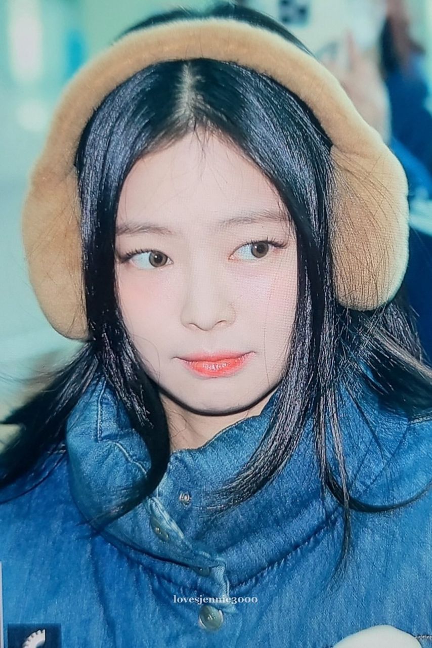 오늘자 귀여운 제니 출국 착장