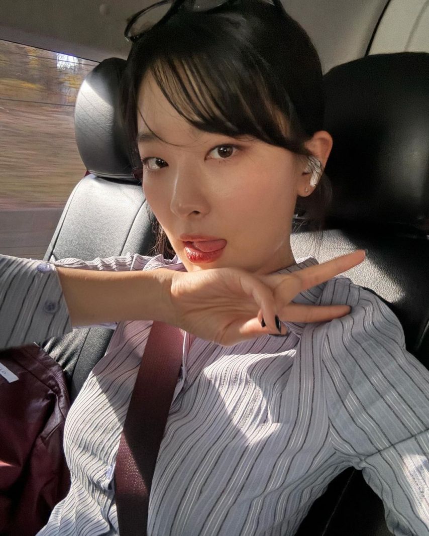 세로 줄무늬 셔츠 + 뿔테안경 쓴 슬기