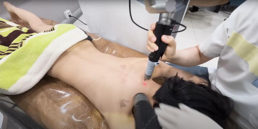 상의 탈의하고 타투 지우는 나나