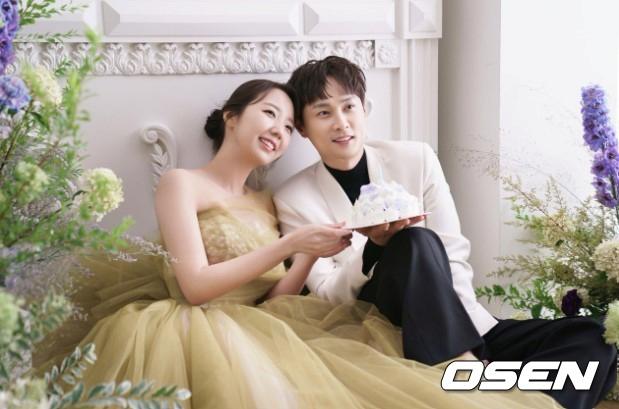 [단독] 민경훈 '아형' PD, 웨딩화보 입수..2006년 콘서트장 첫 인연