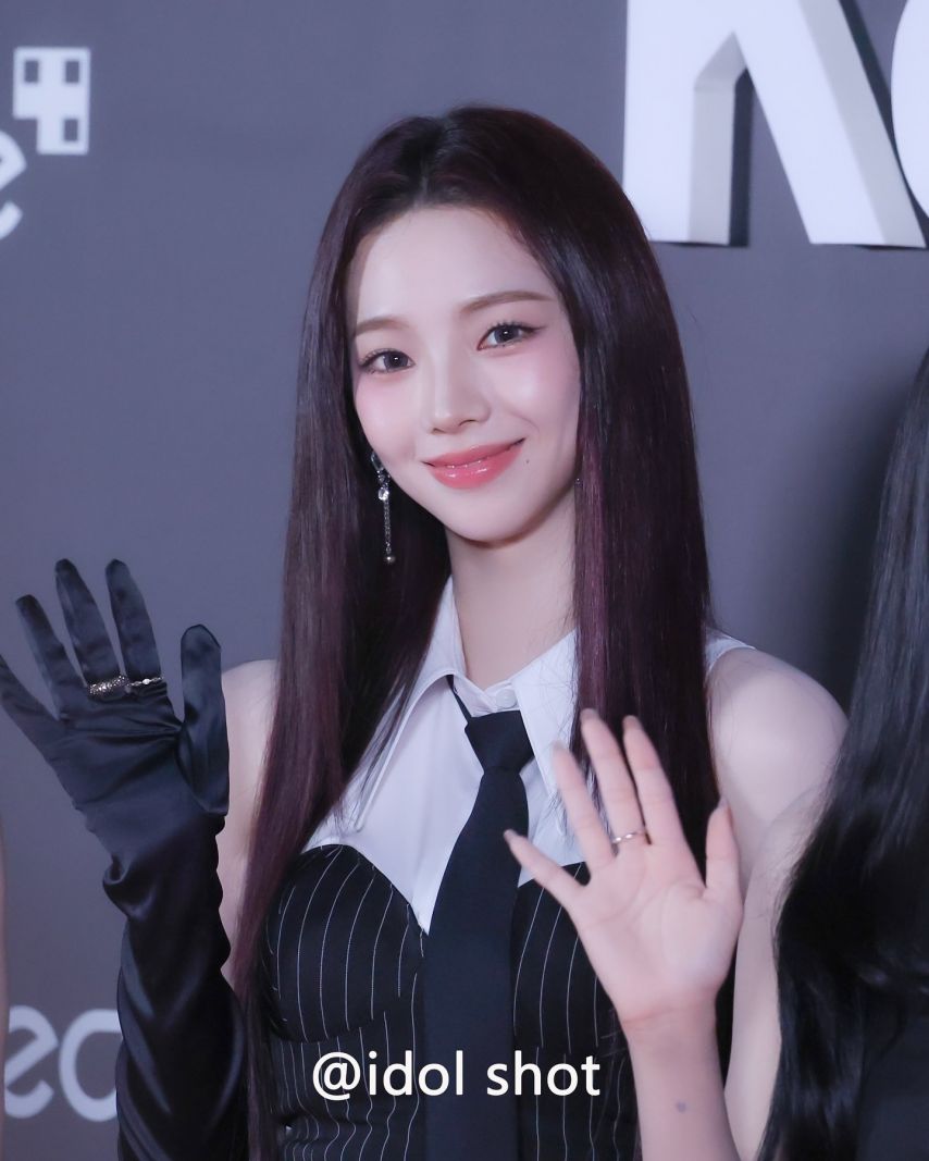 어제자 틱톡 어워즈 레드카펫 카리나 검정 슬렉스 야무진 엉덩이핏