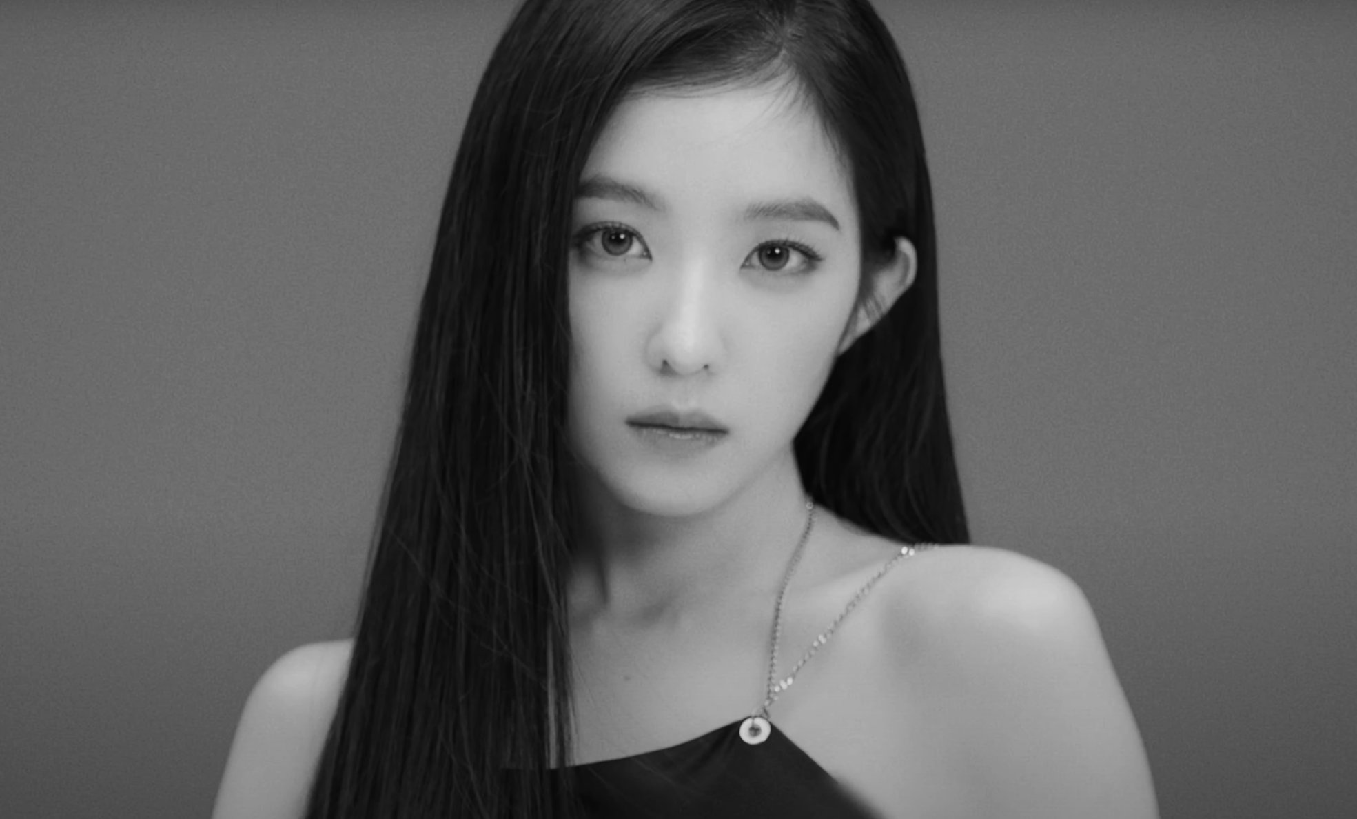 블랙 오프숄더 드레스 뽀얀 피부 매끈한 등짝 레드벨벳 아이린