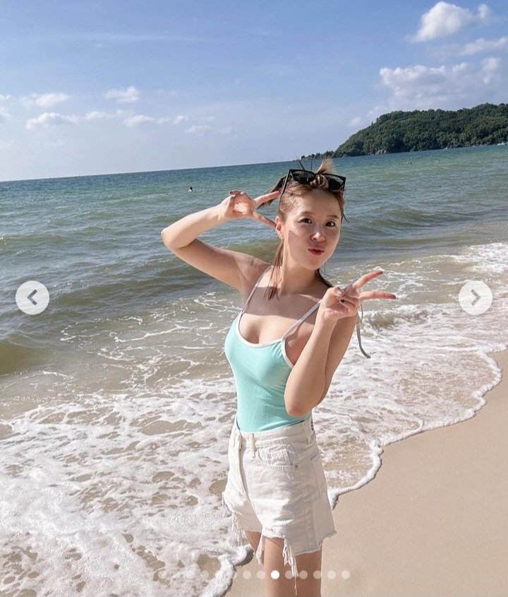 코요태 신지 바닷가에서 하늘색 수영복 아찔한 가슴골 노출 - 인스타