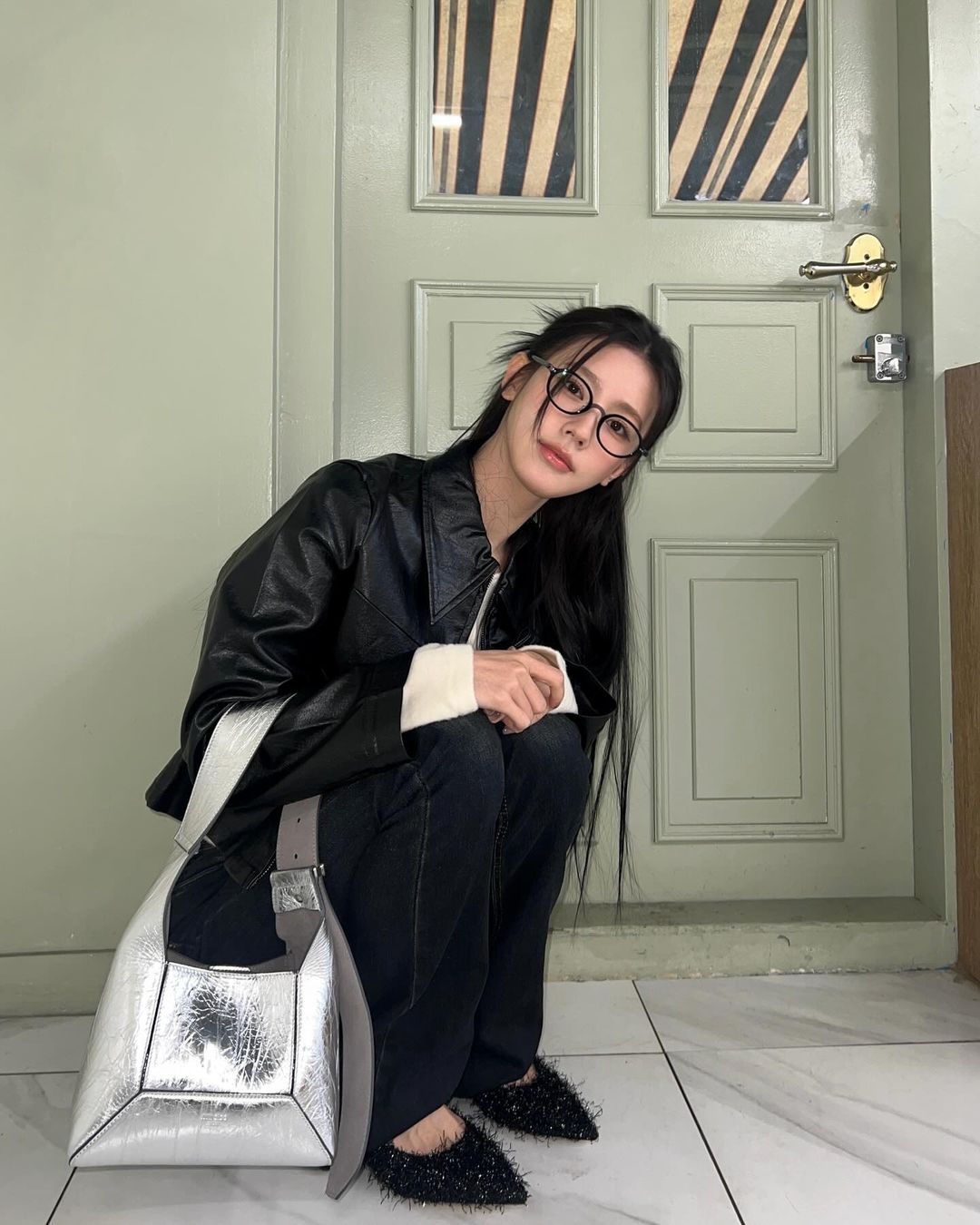 쪼그려 앉아 있는 아이들 미연...탱탱한 청바지 엉덩이핏