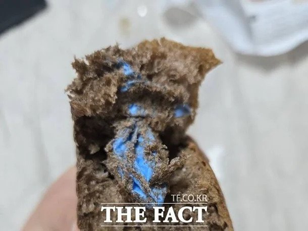 [단독] CU 출시 '흑백요리사' 우승자 빵에서 라텍스 장갑