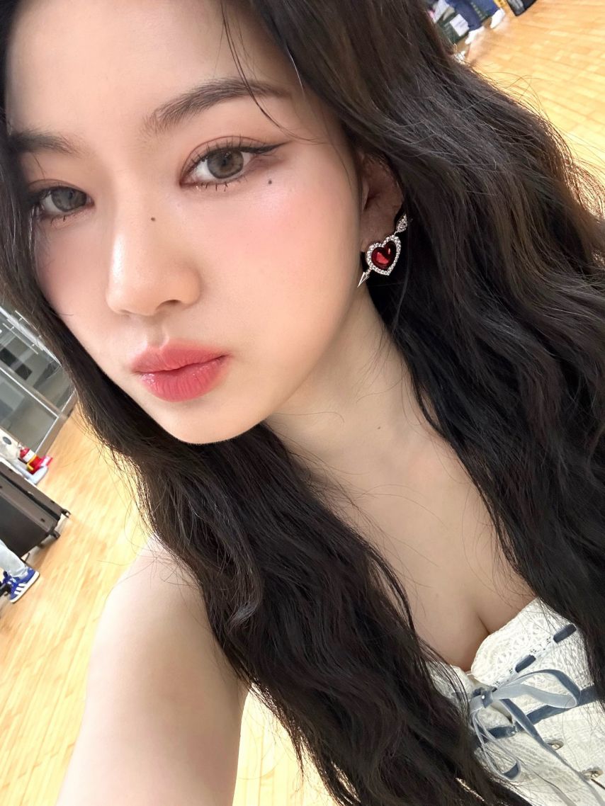 하얀 오프숄더 원피스  스테이씨 아이사