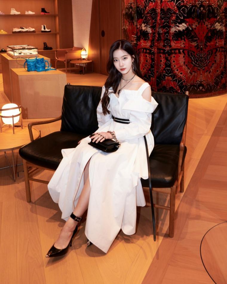 우아한 르세라핌 카즈하