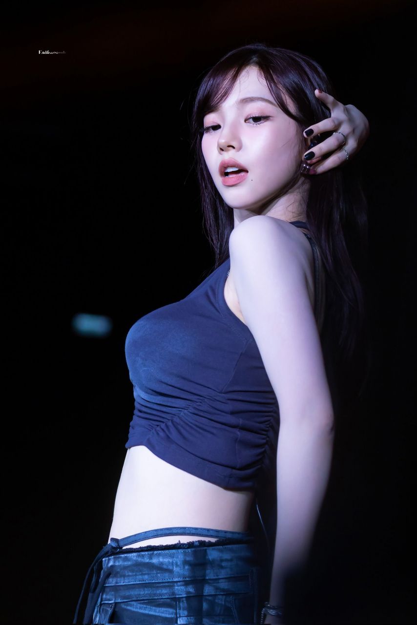 에스파 카리나 크롭탑 상체 레전드급 장면.jpg