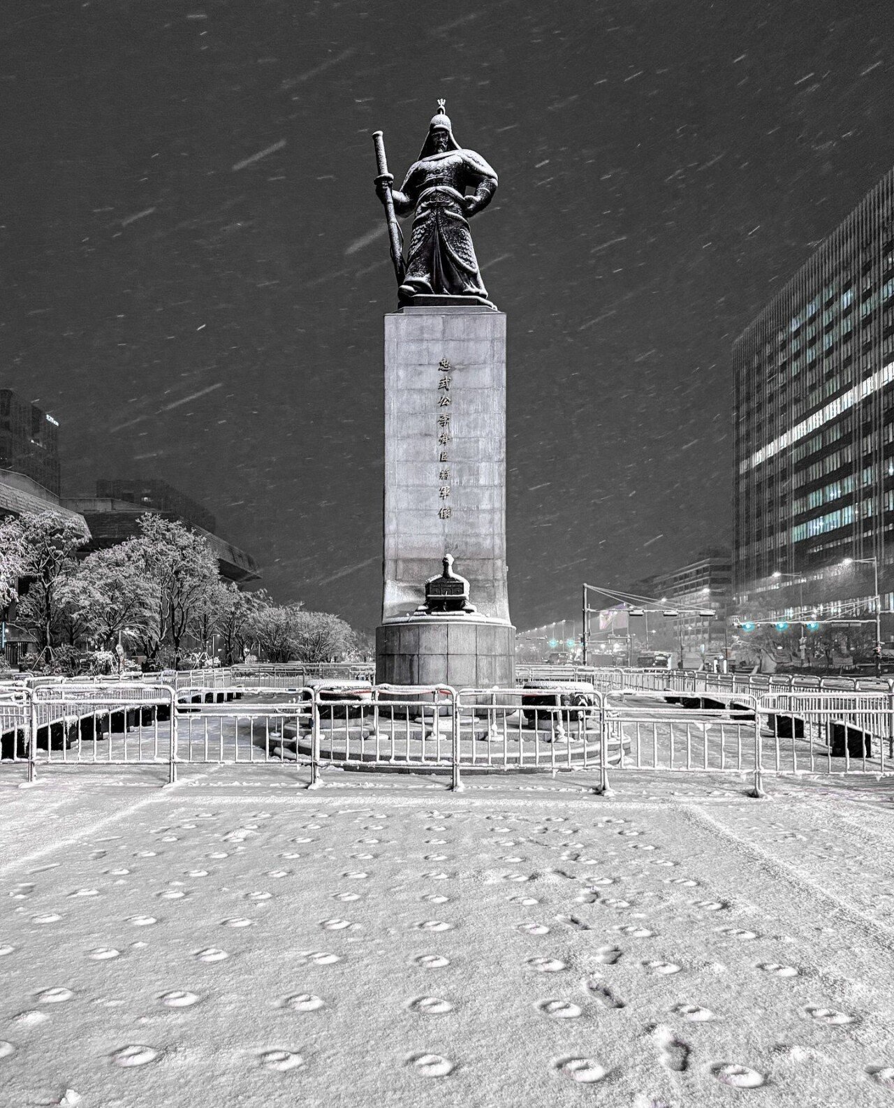 현시간 광화문 이순신 동상 근황 ㄷㄷㄷㄷㄷ