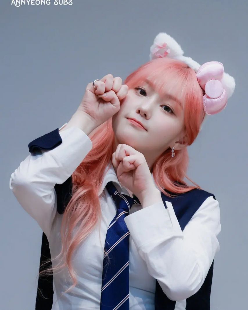 핑크색으로 염색한 케플러 김채현 묵직한 교복셔츠 가슴 볼륨감