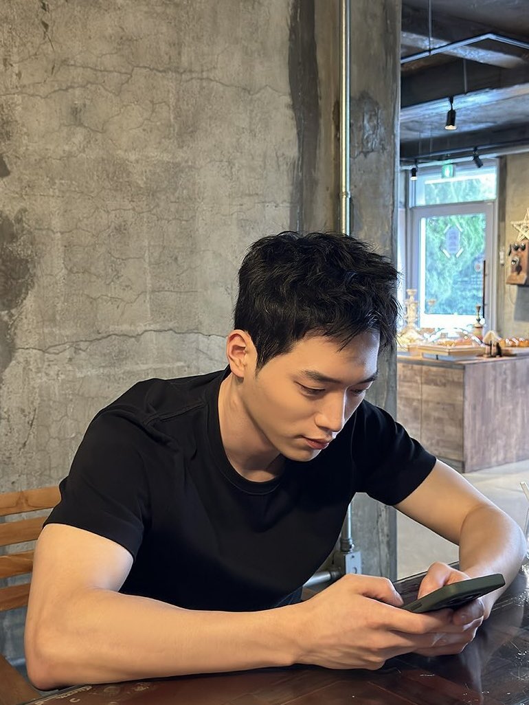 활동 너무 뜸한 서강준 근황 ㄷㄷ