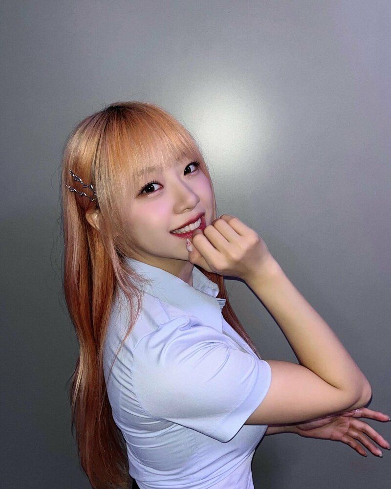 교복 셔츠가 터질듯한 가슴 볼륨감 시그니처 지원